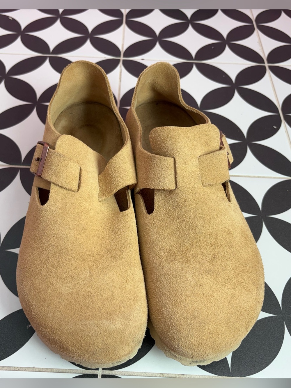 (USED) Suede Closed-Toe Slip-On Shoes in Tan